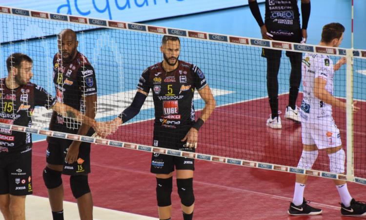 Volley, quattro casi Covid a Cisterna: rinviata la sfida con la Lube