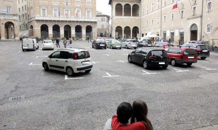 Macerata, lo stop alla Ztl fa gioire i commercianti del centro: "Negozi aperti anche di domenica"