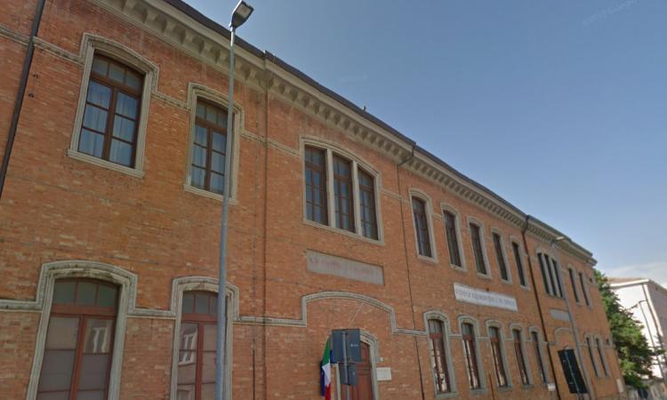 Macerata, chiusa la scuola primaria "De Amicis": cinque classi in quarantena Macerata, chiusa la scuola primaria "De Amicis": cinque classi in quarantena