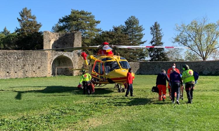 San Ginesio, cade da una pianta: uomo trasportato in gravi condizioni a Torrette (FOTO) San Ginesio, cade da una pianta: uomo trasportato in gravi condizioni a Torrette (FOTO)