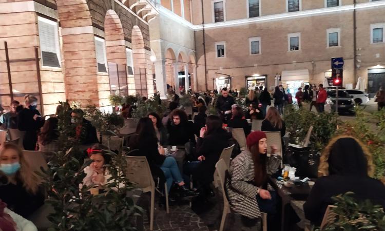 Macerata, ecco il nuovo volto del centro storico: le vie affollate mettono il sorriso ai commercianti (FOTO)