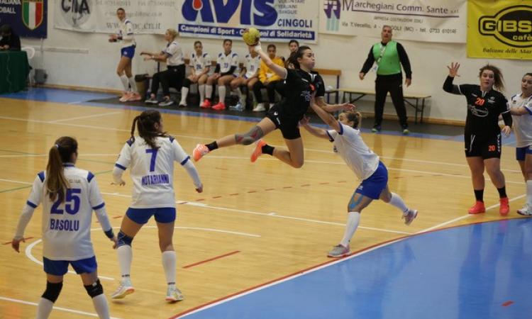 Pallamano femminile, la Santarelli Cingoli non sbaglia contro Nuoro: vittoria in rimonta per 31-26