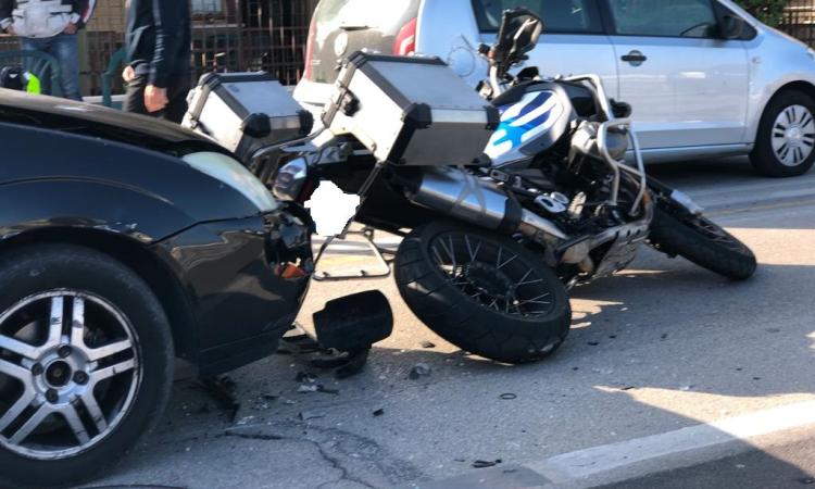 Civitanova, scontro tra auto e moto sul lungomare: tanta paura ma nessun ferito
