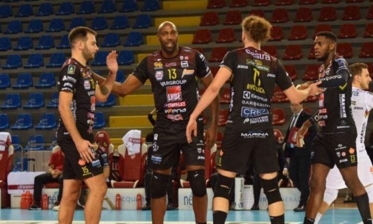 Volley, giocatori del Piacenza positivi al Covid: rinviato il match contro la Lube