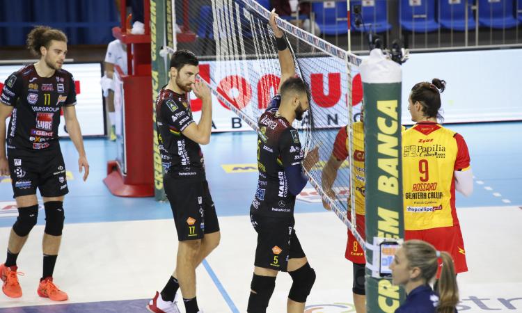 Clamorosa caduta della Lube contro Vibo Valentia: arriva la prima sconfitta in campionato (FOTO) Clamorosa caduta della Lube contro Vibo Valentia: arriva la prima sconfitta in campionato (FOTO)