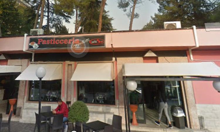 Tolentino, chiuso per 5 giorni il bar "Cappelletti": clienti beccati a bere al bancone nonostante il divieto Tolentino, chiuso per 5 giorni il bar "Cappelletti": clienti beccati a bere al bancone nonostante il divieto
