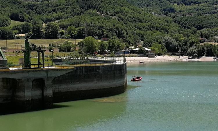 Donna scompare per ore, ritrovato il corpo nel lago