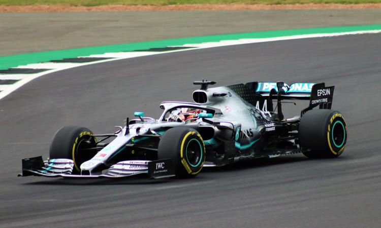 Lewis Hamilton vince anche il GP di Turchia e raggiunge Schumacher a quota sette titoli mondiali