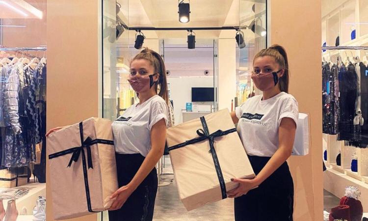 “Un Abito per il sorriso”, il progetto delle sorelle Feleppa continua e si trasforma in un Christmas Box “Un Abito per il sorriso”, il progetto delle sorelle Feleppa continua e si trasforma in un Christmas Box