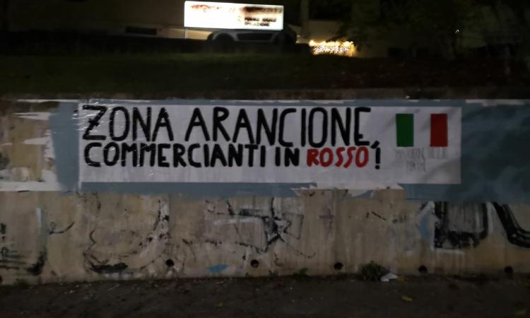 Mascherine Tricolori, protesta nelle Marche: "La zona arancione colpirà le imprese già penalizzate" Mascherine Tricolori, protesta nelle Marche: "La zona arancione colpirà le imprese già penalizzate"
