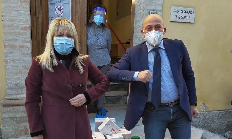 San Severino, alla casa di riposo mancano guanti e mascherine: in aiuto arriva il sindaco Sborgia San Severino, alla casa di riposo mancano guanti e mascherine: in aiuto arriva il sindaco Sborgia