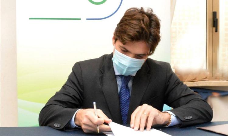 Nuova ordinanza, al mercato uno alla volta e sì al pranzo all'aperto: arriva la firma di Acquaroli