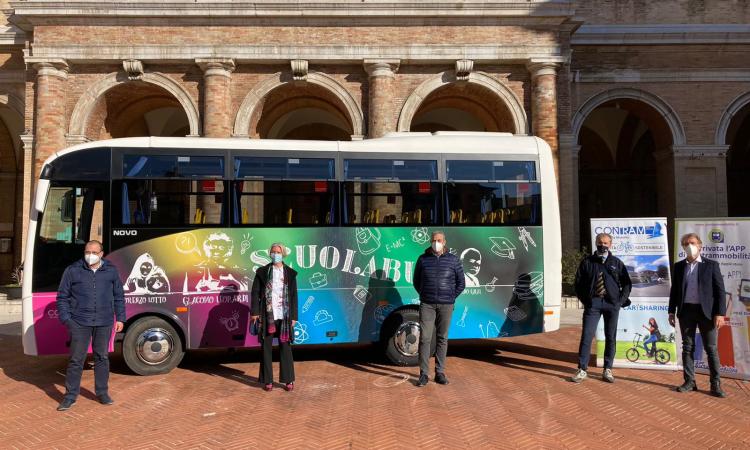 Recanati, Leopardi, Gigli e Lotto colorano il nuovo scuolabus targato Contram