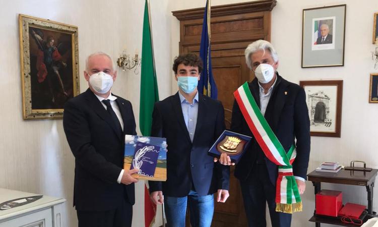 Macerata, Diego Ciccarelli tra i 25 migliori studenti d'Italia: premiato da prefetto e sindaco Macerata, Diego Ciccarelli tra i 25 migliori studenti d'Italia: premiato da prefetto e sindaco