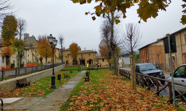 Valfornace, Festa dell'albero: piantati 10 tigli nei giardini di Piazza Vittorio Veneto