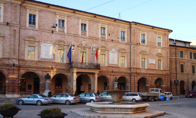 Giornata contro la violenza sulla donne, il Municipio di San Severino si tinge di arancione