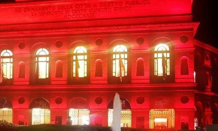 Lo Sferisterio si illumina di rosso e arancione per dire no alla violenza contro le donne