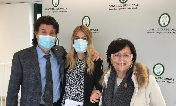 Mascherine a scuola, la Lega ribadisce: "Compromette salute ed apprendimento dei bimbi" Mascherine a scuola, la Lega ribadisce: "Compromette salute ed apprendimento dei bimbi"