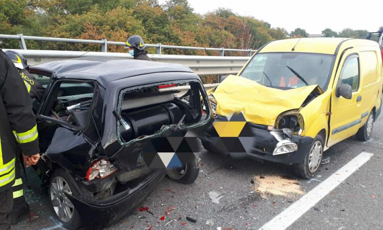 Pollenza, schianto in superstrada: una donna trasportata al Pronto Soccorso. Traffico in tilt (FOTO)
