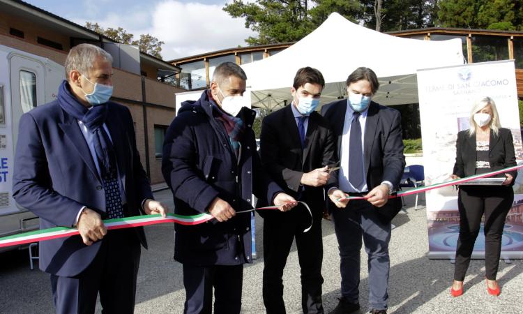 Sarnano, i Covid-test arrivano nelle zone del cratere: taglio del nastro per il camper itinerante (VIDEO e FOTO) Sarnano, i Covid-test arrivano nelle zone del cratere: taglio del nastro per il camper itinerante (VIDEO e FOTO)