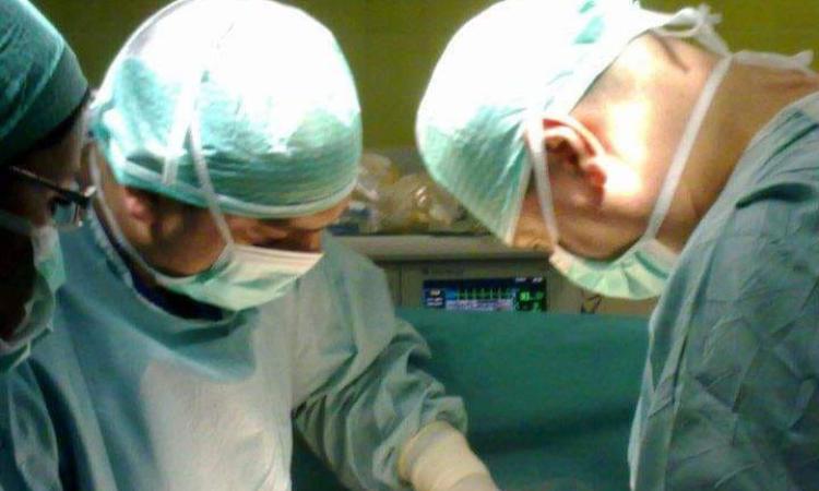 Donna di 34 anni partorisce con il settimo cesareo consecutivo: intervento da record