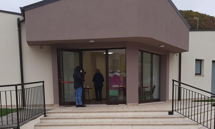Pieve Torina, docente della scuola media positiva al Covid: tamponi a tappeto per tutti gli studenti