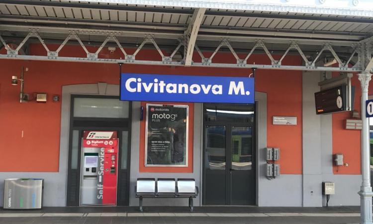 Civitanova - Senza biglietto, minaccia il controllore e lancia la bici contro il treno: denunciato