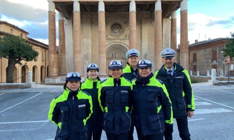 Camerino - La Polizia Locale dona alla città l'albero di Natale, Sborgia: "Gesto esemplare" Camerino - La Polizia Locale dona alla città l'albero di Natale, Sborgia: "Gesto esemplare"