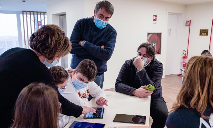 Una biblioteca digitale per la scuola di Sarnano: il dono di Andrea Bocelli Foundation e Chopard Una biblioteca digitale per la scuola di Sarnano: il dono di Andrea Bocelli Foundation e Chopard