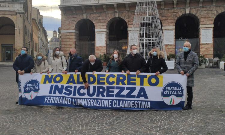 Macerata, "No al decreto in-sicurezza": flash mob di Fratelli d'Italia in piazza della Libertà (VIDEO)