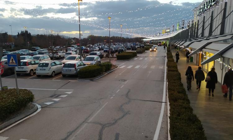 Dpcm, centri commerciali chiusi nei weekend ma il "Corridomnia" resta aperto: è polemica