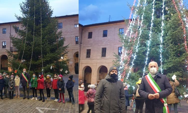 Caldarola, torna l'albero di Natale in piazza dopo il sisma: luci bianche e rosse