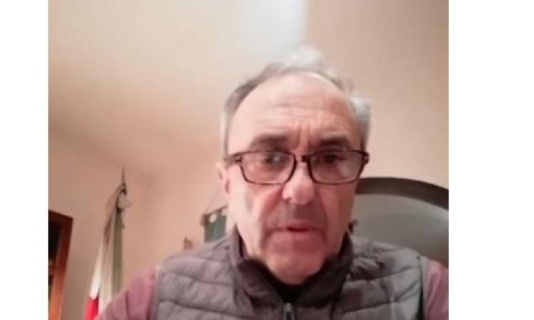 Esanatoglia, assembramenti davanti ai bar. L'ira del sindaco: "Atteggiamento da irresponsabili" (VIDEO) Esanatoglia, assembramenti davanti ai bar. L'ira del sindaco: "Atteggiamento da irresponsabili" (VIDEO)