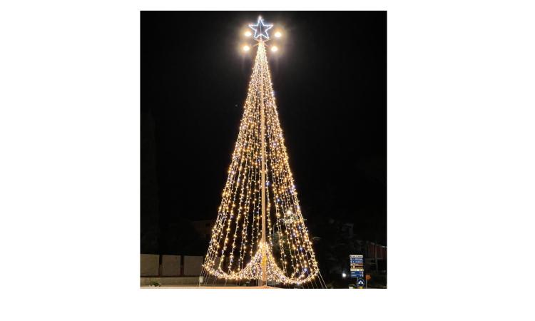 Appignano, il Comune dona un albero di Natale a tutti i negozianti: il programma delle festività