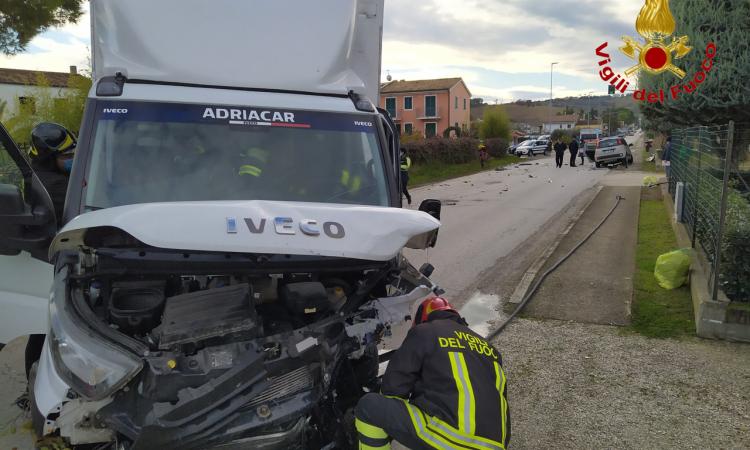 Montelupone- Schianto tra auto e furgone, fuoriesce gas da una conduttura: intervengono i soccorsi