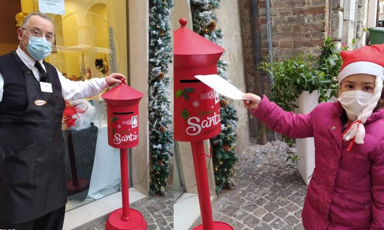 Macerata, Babbo Natale passa per la pasticceria "Delizie": pronta la cassetta postale per i più piccoli