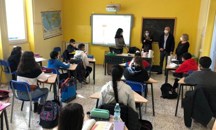 Caldarola, mascherine in dono agli alunni di medie ed elementari: il gesto delle aziende Fol-Vez e THD