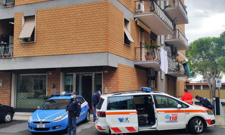 Tragedia a Macerata, uomo precipita dal 4' piano e muore sul colpo (FOTO)
