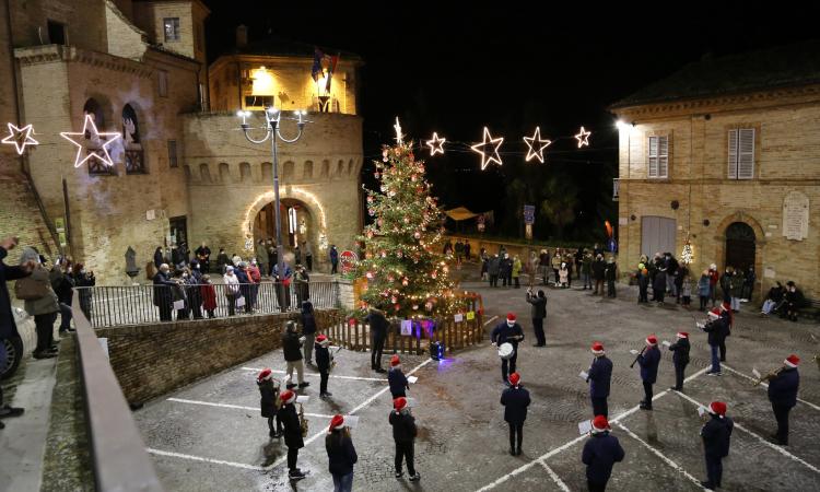 Petriolo accende l'albero in piazza con bimbi e ragazzi, il sindaco: "Segnale di speranza"