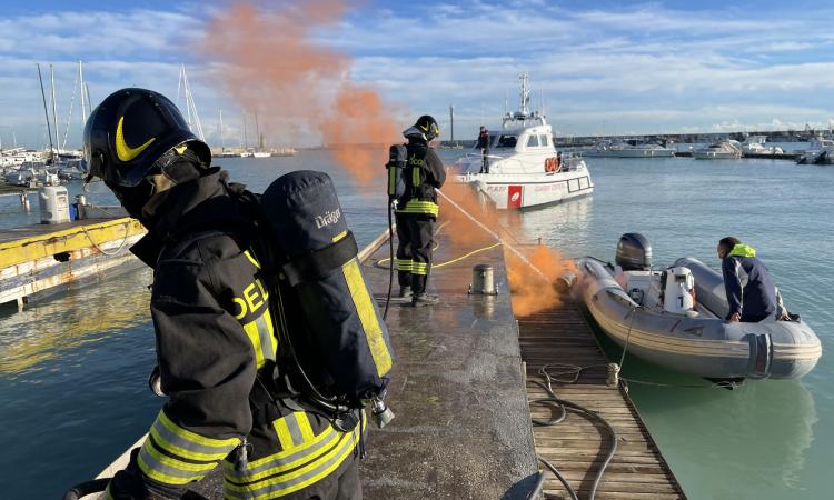 Fiamme al porto di Civitanova: esercitazione antincendio della Guardia Costiera