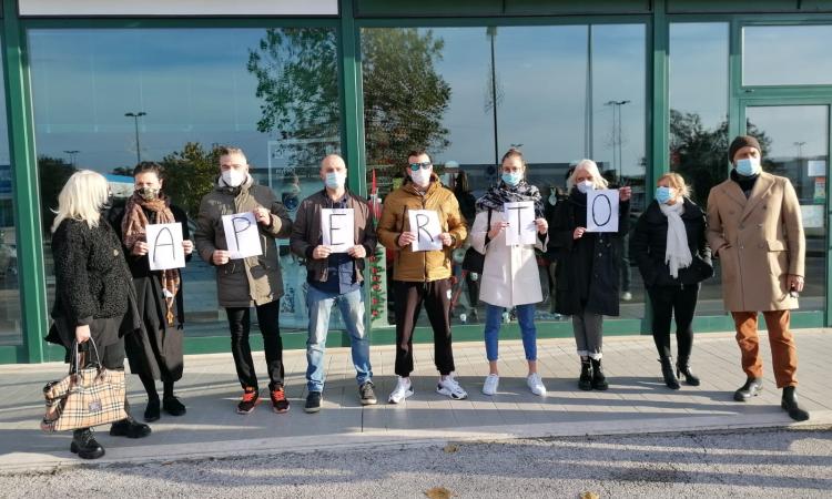 Retail Park Montecassiano, la protesta: "Per quale criterio noi siamo chiusi e altri sono aperti?" (VIDEO) Retail Park Montecassiano, la protesta: "Per quale criterio noi siamo chiusi e altri sono aperti?" (VIDEO)