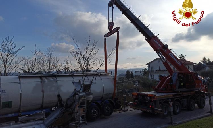 Corridonia, autista sbaglia la manovra e finisce fuori strada: camion recuperato con l'autogrù Corridonia, autista sbaglia la manovra e finisce fuori strada: camion recuperato con l'autogrù