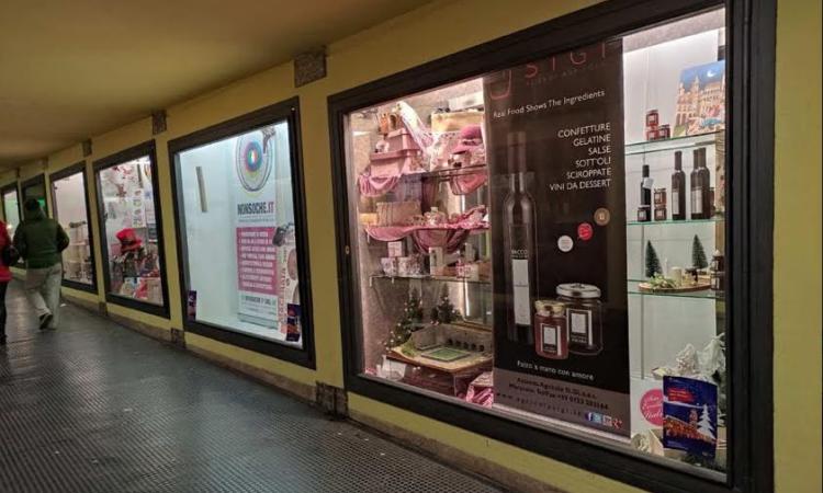 Macerata, svelata la  “vetrina digitale" a Corso Cavour: oltre 100 le richieste dei commercianti