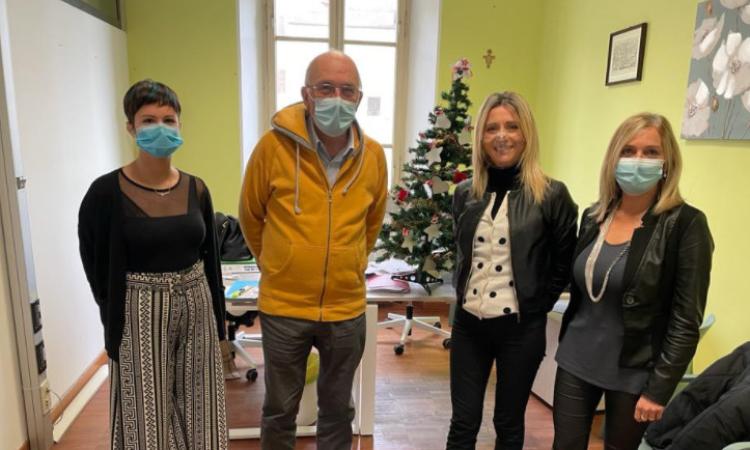 Macerata, buoni spesa per chi è in difficoltà: il dono della Proloco al Comune Macerata, buoni spesa per chi è in difficoltà: il dono della Proloco al Comune
