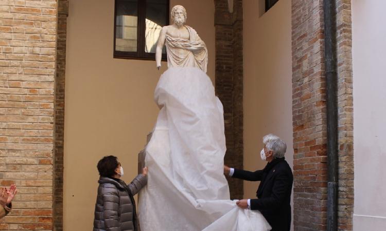 Macerata, restaurate le statue del Palazzo comunale: il sindaco ringrazia i mecenati