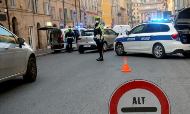Macerata, provocano un incidente e si danno alla fuga: la Polizia Locale li individua Macerata, provocano un incidente e si danno alla fuga: la Polizia Locale li individua