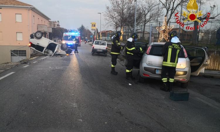 Recanati - scontro tra due auto all'incrocio, una si ribalta: 2 feriti al Pronto Soccorso