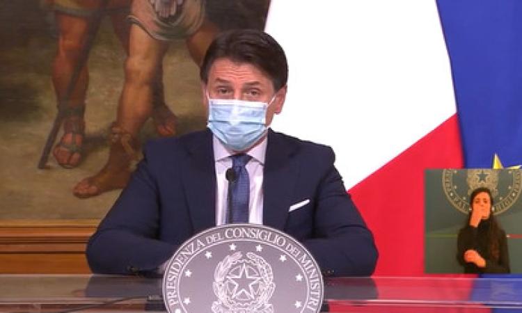 Italia in zona rossa dalla Vigilia all'Epifania, arancione nei giorni feriali: ecco il decreto Natale Italia in zona rossa dalla Vigilia all'Epifania, arancione nei giorni feriali: ecco il decreto Natale