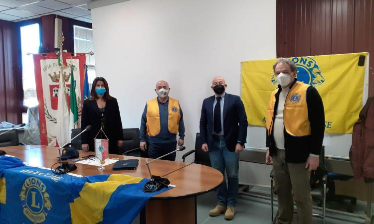 Camerino, arrivano dei regali di Natale per le famiglie in difficoltà: la generosità dei Lions Camerino, arrivano dei regali di Natale per le famiglie in difficoltà: la generosità dei Lions