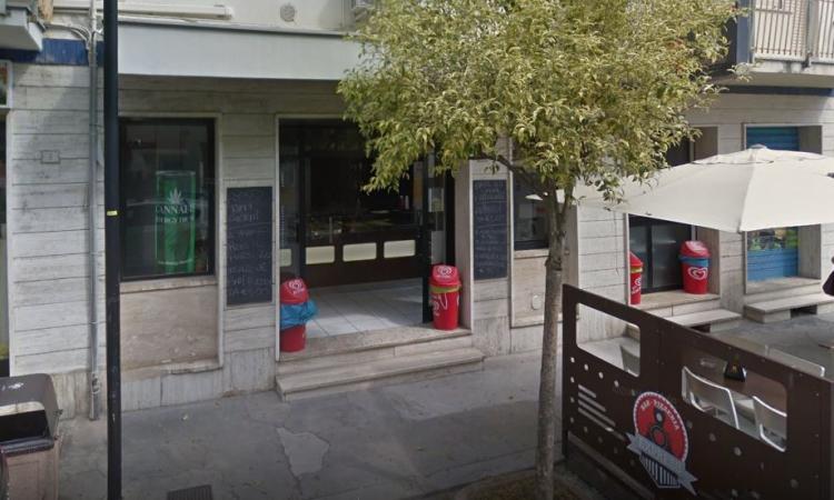 Porto Recanati, tenta di rapinare 'Pizzeria Express' armato di pistola: bandito messo in fuga dal titolare Porto Recanati, tenta di rapinare 'Pizzeria Express' armato di pistola: bandito messo in fuga dal titolare